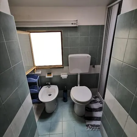 Hotel Enthony Intero A Due Passi Dal Mare 6 Posti Letto *